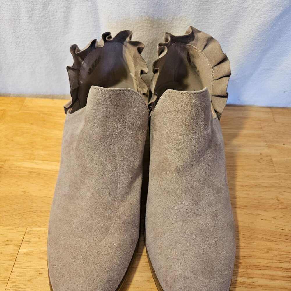 Women's Fergalicious Shoes by Fergi. Size 8.5M.  ITEM #196